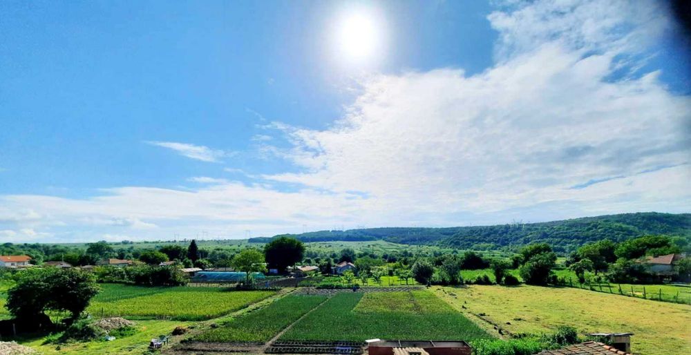 Уютна, триетажна къща от собственик с 4.5 декара двор на 50км от Варна