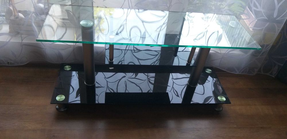Стеклянный столик под телевизор