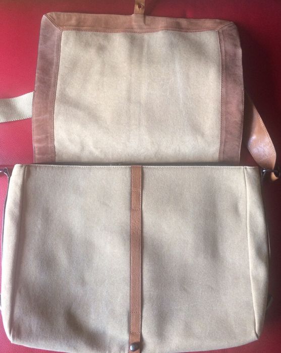 HUGO BOSS оригинална куриерска чанта естествена кожа и плат.