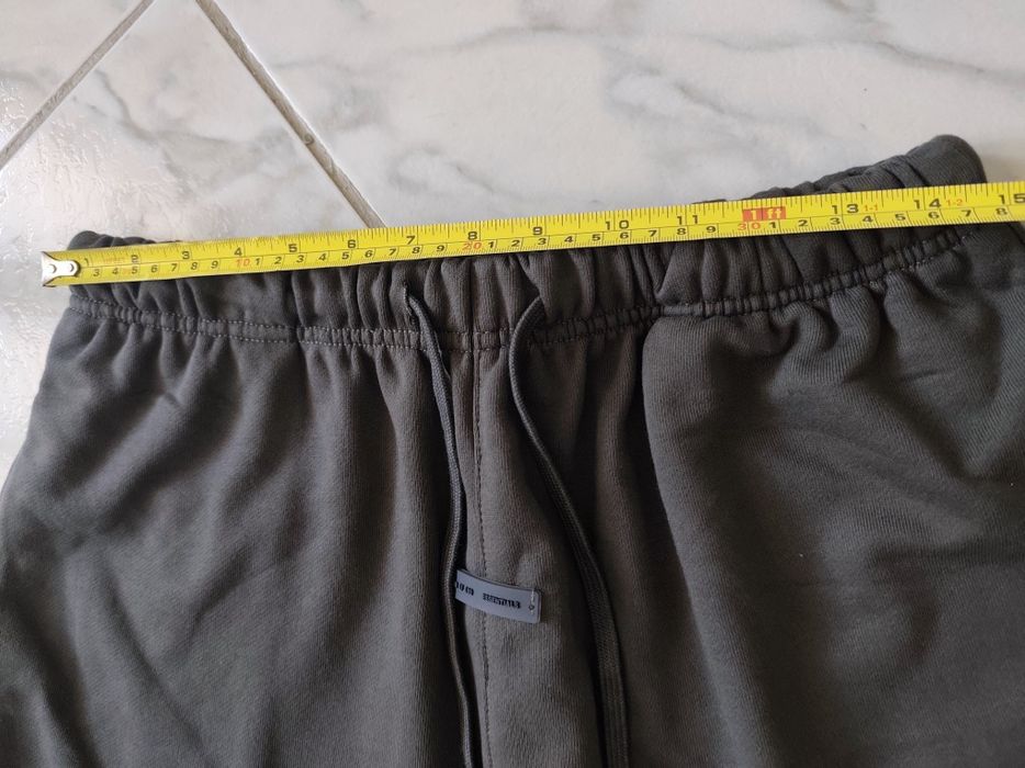 Pantaloni scurți Essentials mărime XL fit L