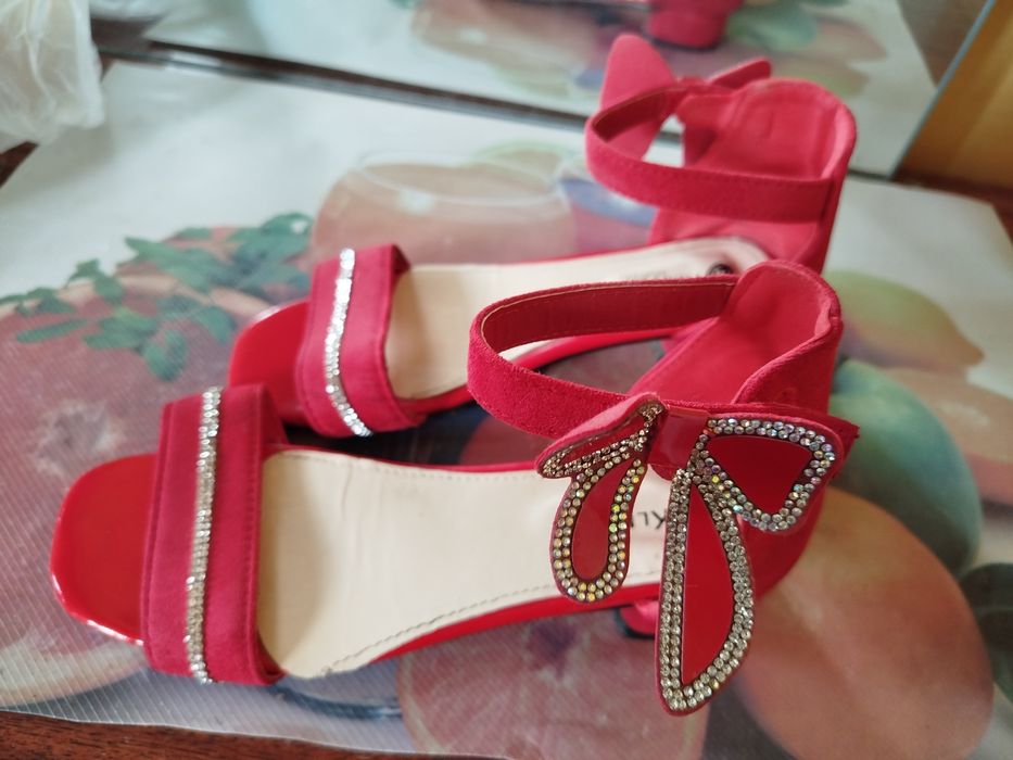 Yosh bolalar oyok kiyimlari sotiladi