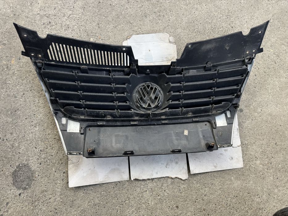 Grila centrala bara fata radiator vw passat b6 fisurata cu defect