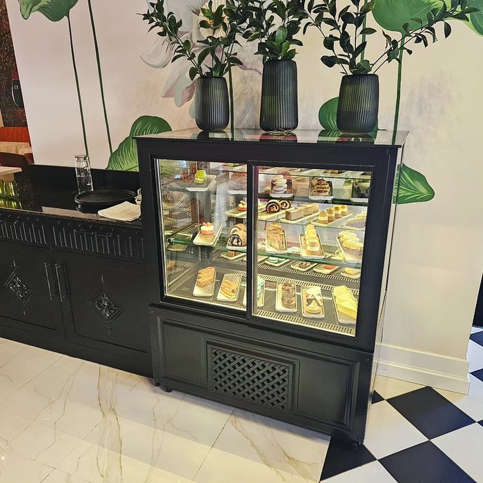 Холодильник витрина для кондитерских изделий