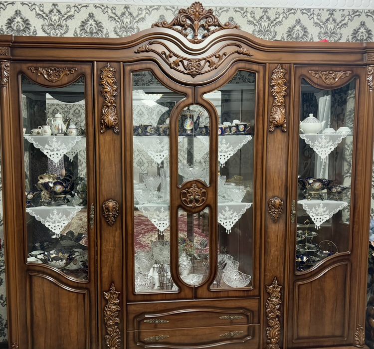 Продается китайский комод с зеркалом + горка (витрина]