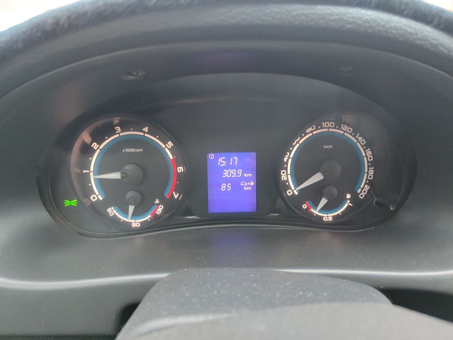 Приора хэтчбек 2012 год