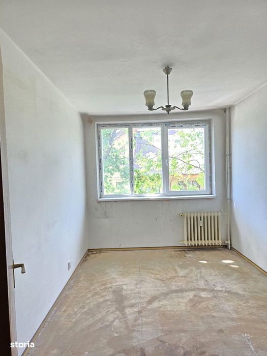 3 camere, 2 balcoane, 3 min metrou Gorjului. Zona verde.