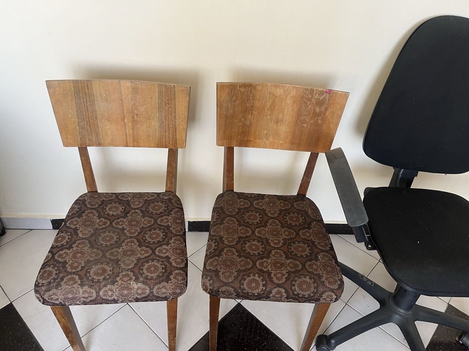 Два стари трапезни стола