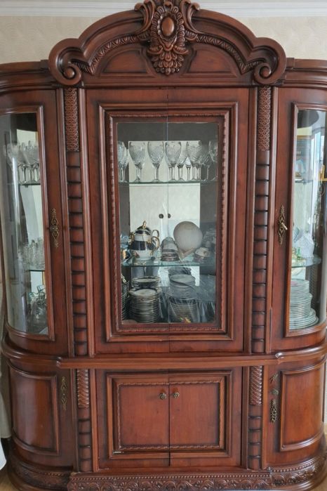 Продам сервант.