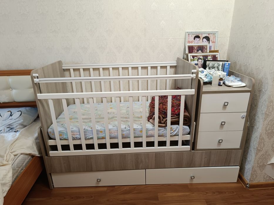 Детская кровать с тумбочка для одежды