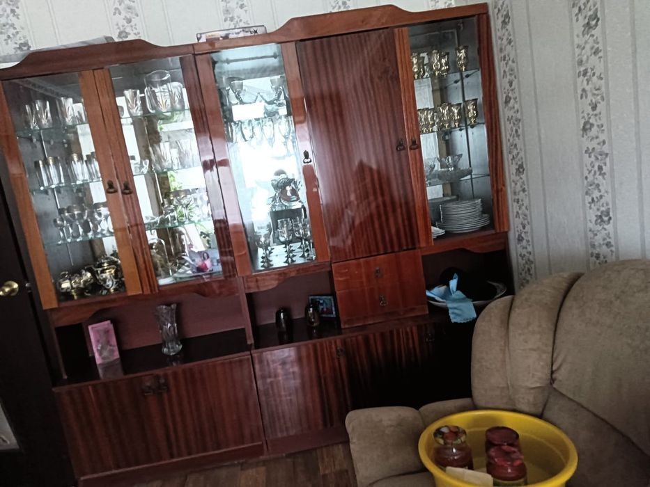 Отдам даром стенку