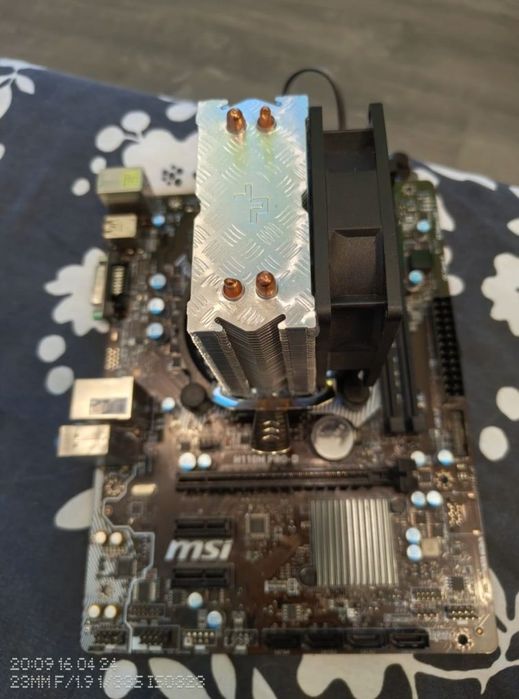 Placa de baza cu procesor si cooler