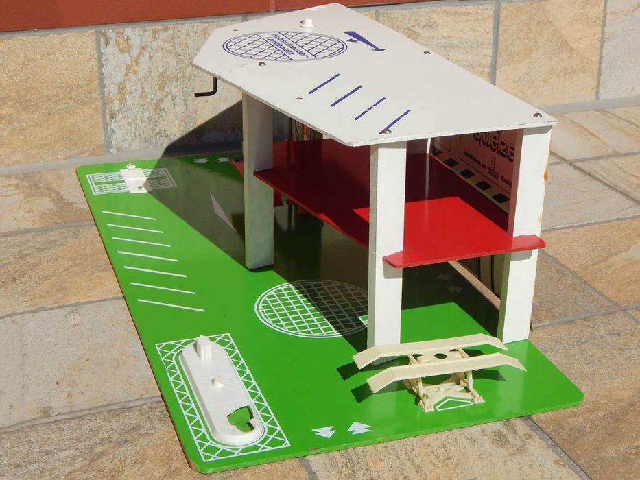 Macheta diorama service garaj cu 2 elevatoare, parcare si heliport