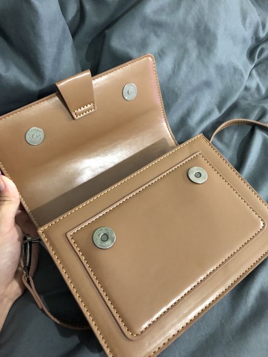 маленькая коричневая сумка