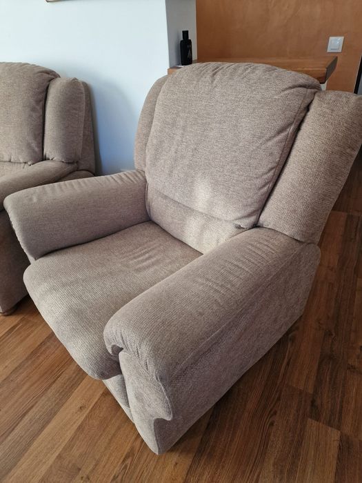 Vand  canapea extensibila si fotolii in stare foarte buna