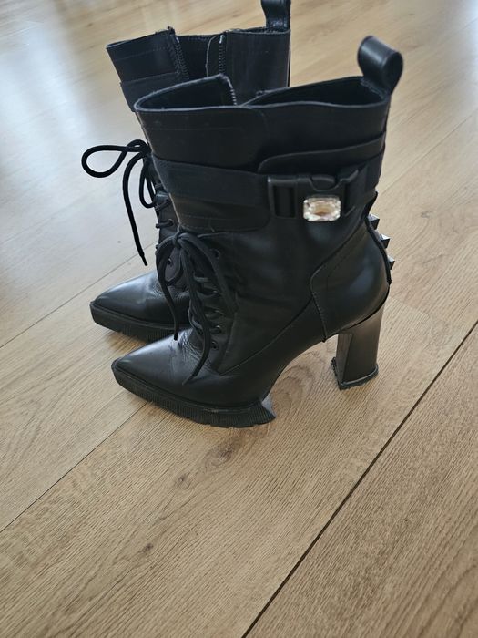 Черни     ботуши