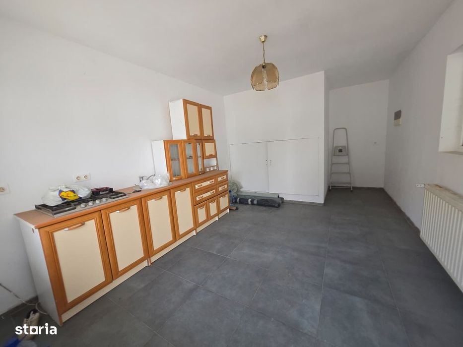 Casa individuala 7 camere+ apartament, 5 locuri de parcare. Sagului