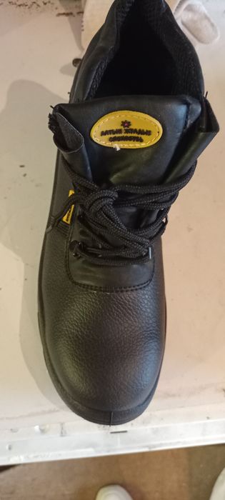 Продам ботинки с металлическими подноском