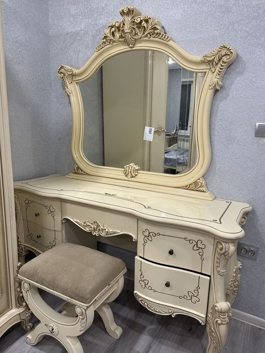 Продам комод с зеркалом