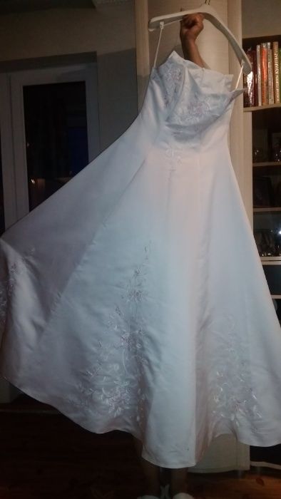 Продаю платье свадебное б/у с ручной вышивкой + подарок