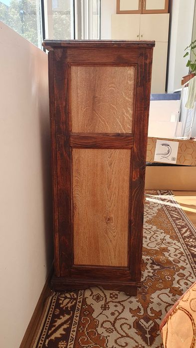 Щкаф, от масив съчетан с паркет