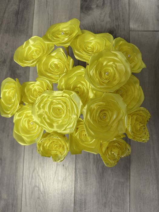 Trandafiri satin buchet culoare galben