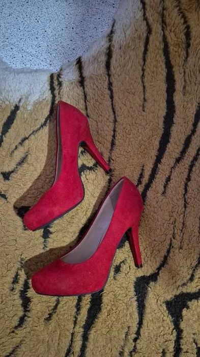 Pantofi roșii cu toc Graceland