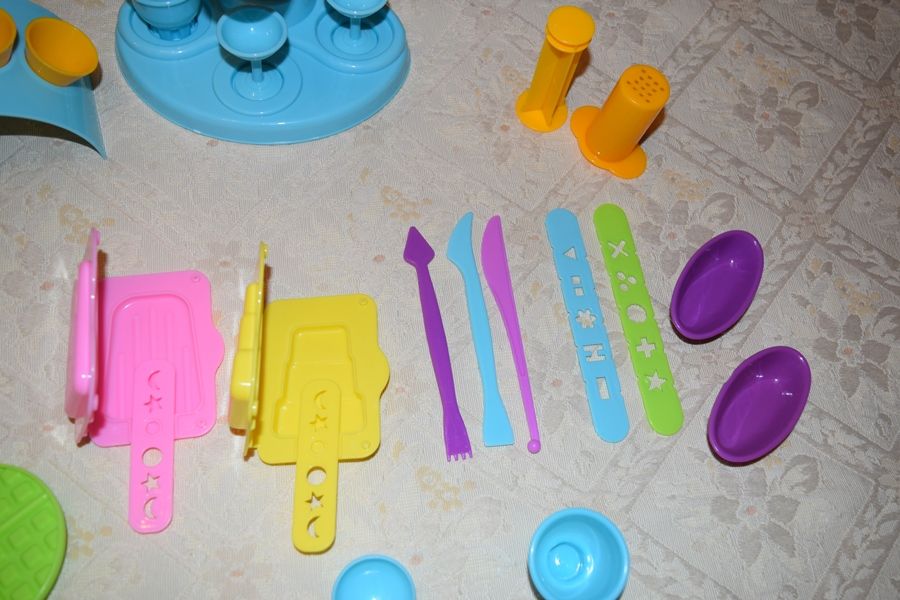 Masina de facut inghetata din plastilina - joc pentru copii