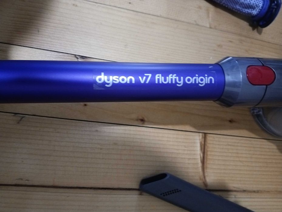 Продавам много добра Dyson V7 почистена прахосмукачка с отлична батерия и аксесоари