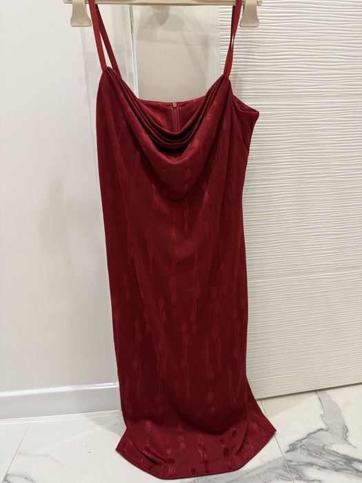 Стилна червена рокля