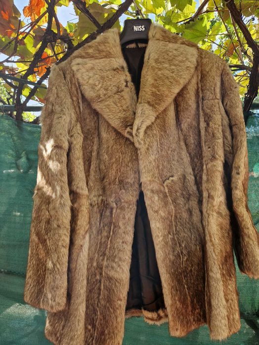 Vand haina blana nutrie impecabila.