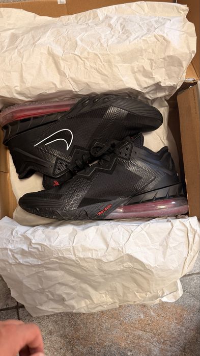 Adidasi lebron purtati foarte putin marimea 45.