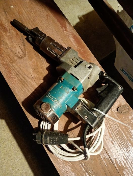 Vând Makita D208