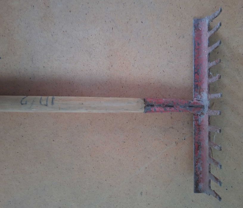 Лопаты, грабли, кетмень, теша