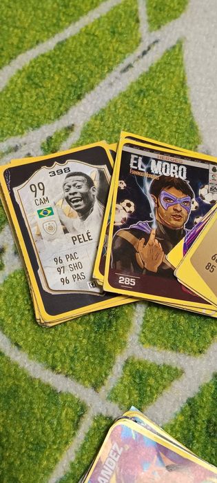 Карти,много видове-само футболни