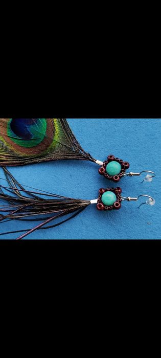 Bijuterii handmade  
Cristale, pene, scoici și suf