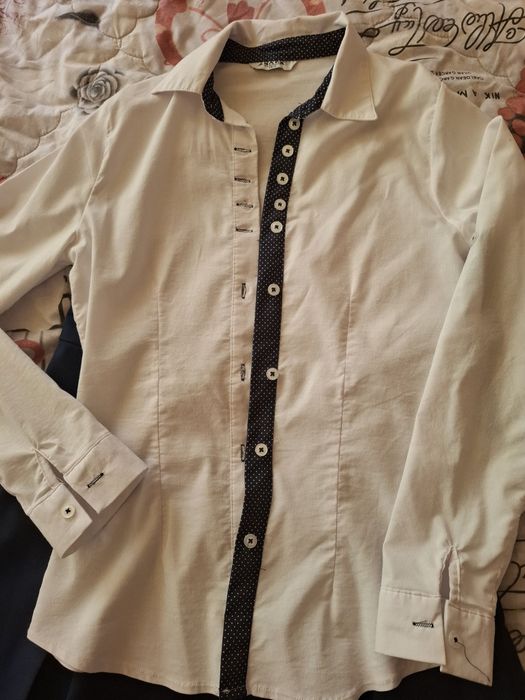 Риза, пола с плисета и връзка