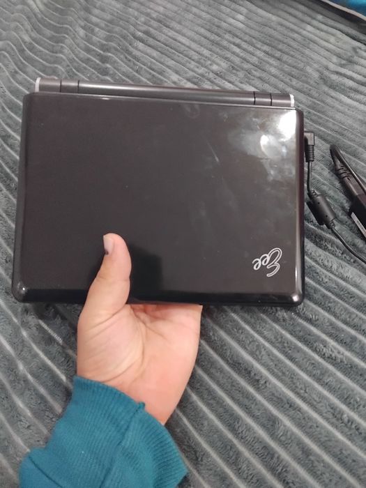 Продавам лаптоп доста е запазен и работи перфектно