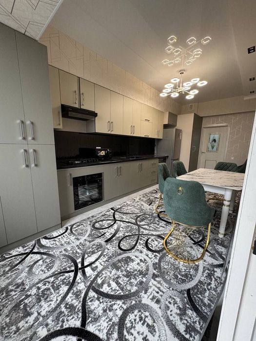 Шахар марказида жойлашган 3 хонали килинган квартира ижарага берилади