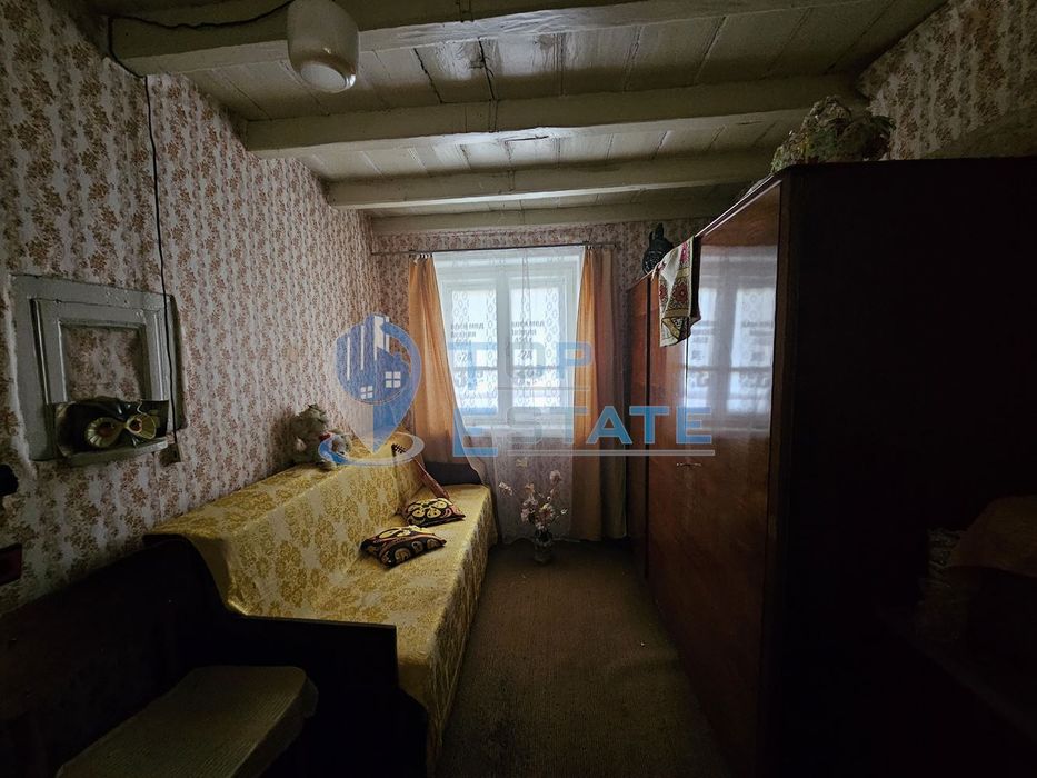 Тухлена здрава къща с кладенец в село Долна Липница