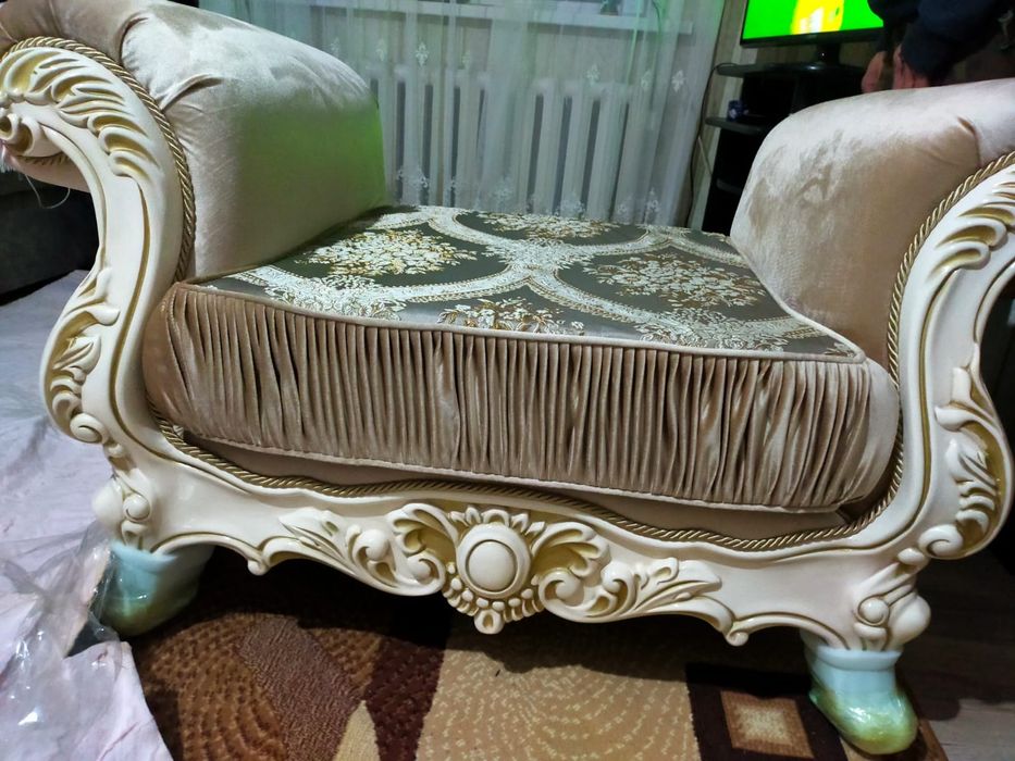 Королевский диван для гостинной