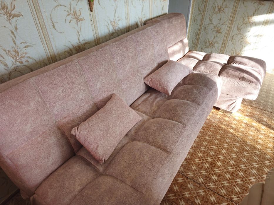 Продам мягкий диван с оттоманкой