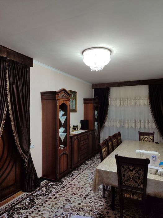 Srochna uy sotiladi Qibray Chinobod gilam bozor.