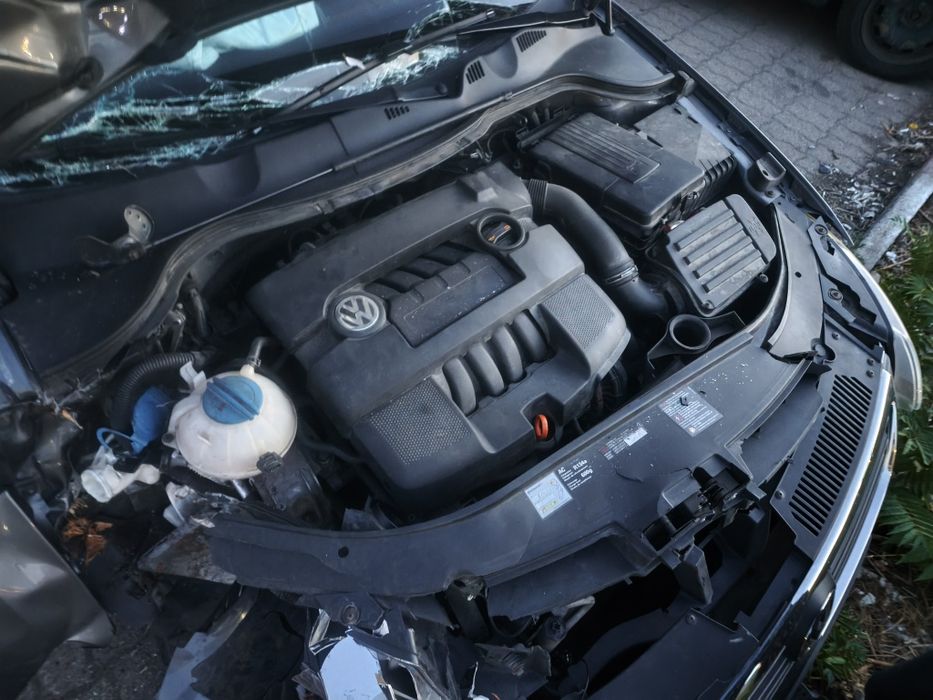 Vând VW Passat B6 avariat – motor intact