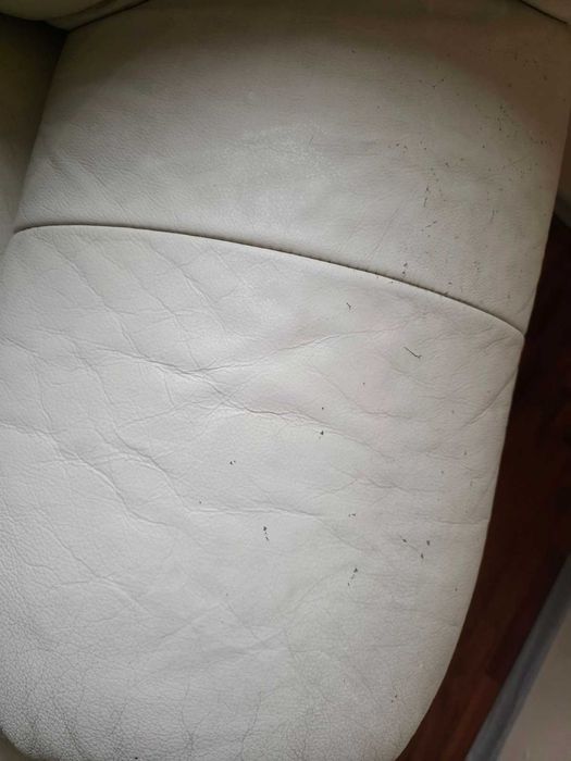 Продавам кожен диван в светъл цвят