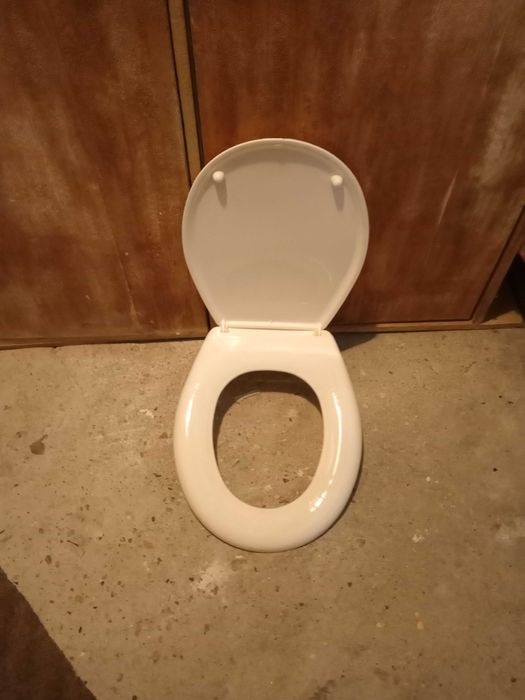 Продавам оборудване за баня, мивка, тоалетни дъски.