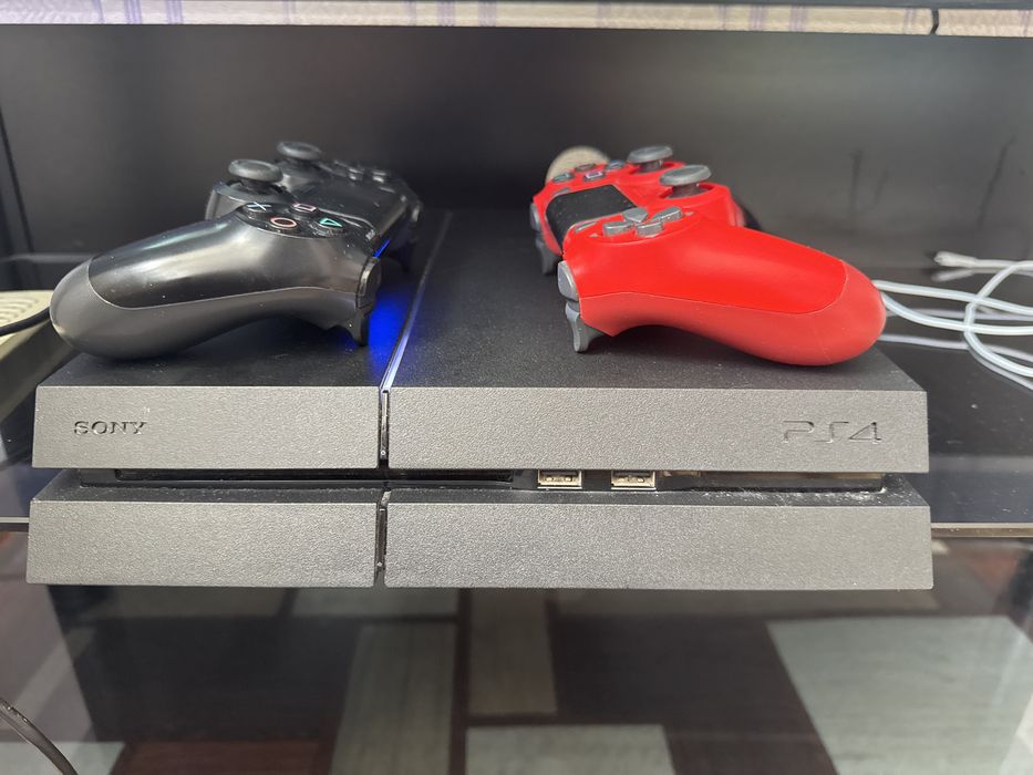 Плейстейшн4 PS4 с двумя джостиками
