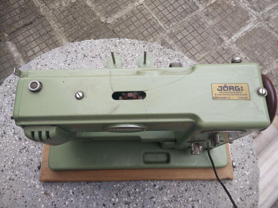 Продавам много стара швейцарска шевна машина.