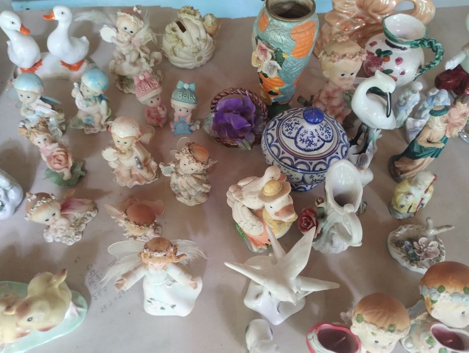 Diferite bibelouri pentru nostalgici românești si straine