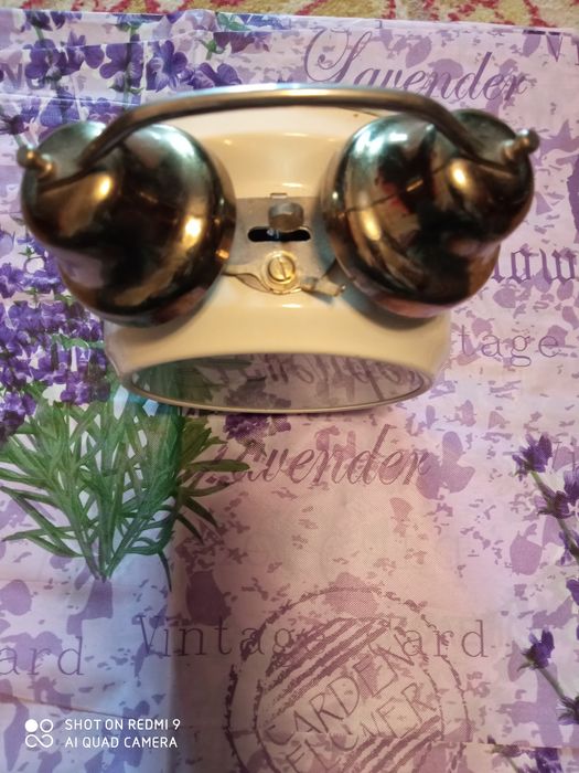 Будилник с секундарник,