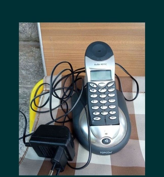 Часовници - настолни и ръчни; стари фотоапарати,броеници, стари телеф.